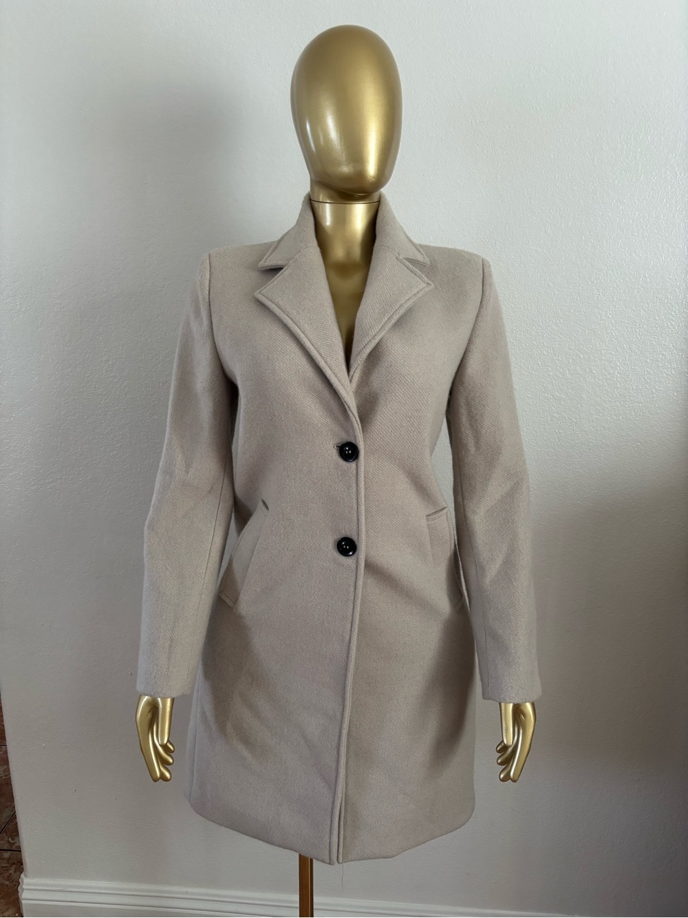 Tailored Cream Single-Breasted Trench Coat